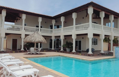 Noord Villa | Private luxury villa with sea views in Palm Beach!