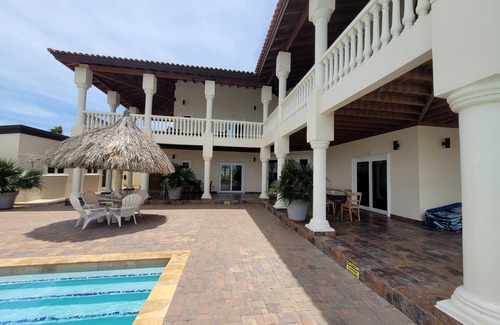 Noord Villa | Private luxury villa with sea views in Palm Beach!
