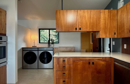 Astoria House | Private Modern Retreat with Stunning Riverfront Views!