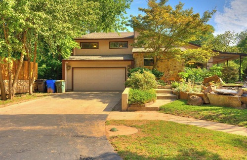 Norman House | Private n secluded blocks from the OU football stadium Pool outdoor kitchen