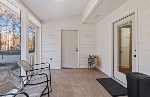 Northport House | Private Northport 4BR Cottage | Hot Tub, Game room, Workspace, Mins to DT UA