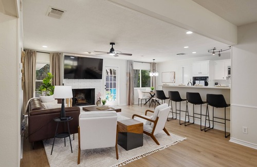 Whispering Oaks House | Private Oasis Away From Home with Pool/Hot Tub