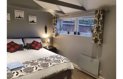 Luton House | Private, own entrance garden cottage.