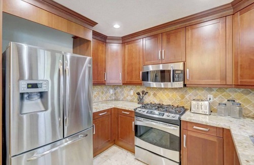 Colee Hammock House | Private Patio ~ Cali King Bed ~ Grill ~ Smart TVs