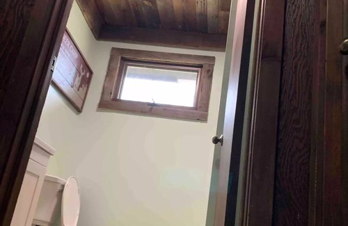 Custer Cottage | Private peaceful Copper top cabin on the world renowned Pere Marquette River!