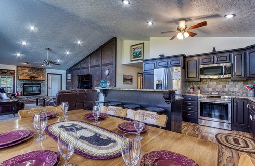 Gatlinburg - Pigeon Forge Ski Chalet | Private & Peaceful, Family Friendly, Great Views, Clean and Cared for!