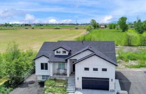 West Haven House | Private Pickleball Court, Hot tub, Pool table, Firepit, BBQ grill, Sleeps 14