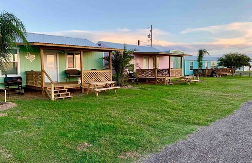 Lamar Cabin | PRIVATE PIER, "TROPHY TROUT" COTTAGE ON COPANO BAY