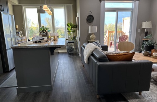 Welland House | Private Pondside Getaway in the Heart of Niagara