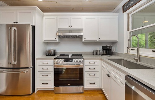 Saint Simons Heights House | Private Pool! Quiet Neighborhood Location, Bike to Beach, Close to Shopping & Restaurants