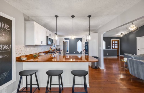 Lilburn House | Private Pool, Game Room, Pool Table & 20 Minutes to Atl Attractions & $150 in activities included!