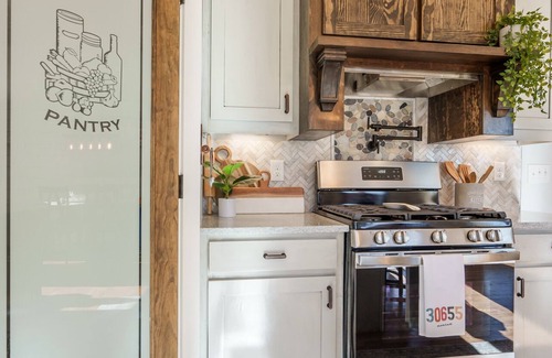 Monroe House | Private Pool & Hot-tub! Walk Downtown; Large Porch; King Beds; Spacious