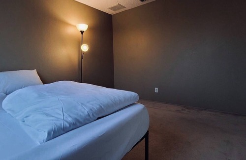 Ridgecrest House | Private Room [#1] - 2 Queen Beds - Shared Bathroom
