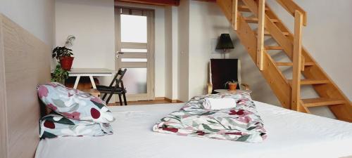 Bubenec Apartment | Private room 30 min nice Green walk old center A