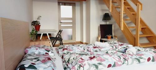 Bubenec Apartment | Private room 30 min nice Green walk old center A