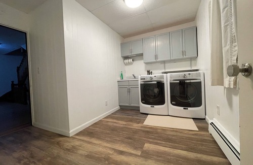 Everett House | Private room/shared 2 bathroom/full equipped kitchen/Free Parking/Close to T