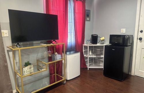 Florence-Graham House | Private Room with En-suite in South Los Angeles