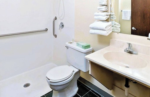 Staples Hotel | Private Stay w/Flat-Screen TV + Breakfast – Steps From Staples Station
