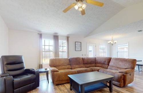 Cedar Grove House | Private sunny stay with an enclosed yard