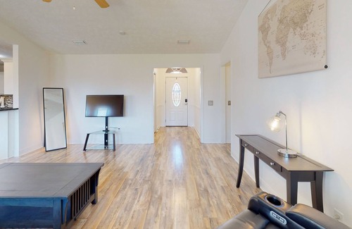 Cedar Grove House | Private sunny stay with an enclosed yard