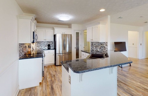 Cedar Grove House | Private sunny stay with an enclosed yard