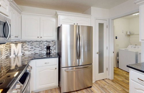 Cedar Grove House | Private sunny stay with an enclosed yard