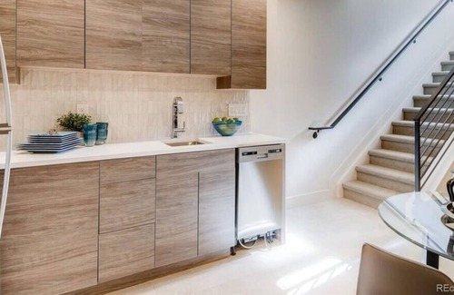 Sunnyside Apartment | Private Sunnyside Apt - 2 Workspaces