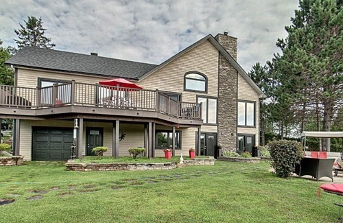 Notre-Dame-du-Laus House | Private Waterfront Cottage
