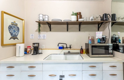 Midland House | Private Yard and entrance - BBQ - Walk to DT - Desk