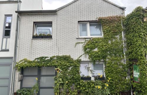 Graurheindorf House | Private Zimmer mit eigener Küche und in Rheinnähe