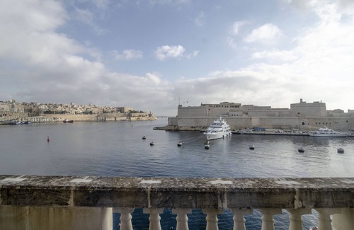Senglea Apartment | Probably the best view In Malta