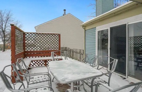 Fox Valley House | PROMO 10% WEEKLY AND 15% MONTHLY OFFnNaperville/Aurora, King Bed, Fenced Yard!