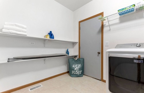 Naperville House | PROMO 22% MONTHLY DISCOUNT!nCentrally-Located Relaxed Family Home!