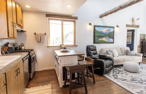 Larkspur Cabin | PROMO 5% WEEKLY AND 10% MONTHLY DISCOUNT!nMountain Cabin, conveniently located.