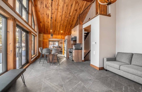 Saint-Philemon House | Promontoire-29 Mountain chalet with a hot tub