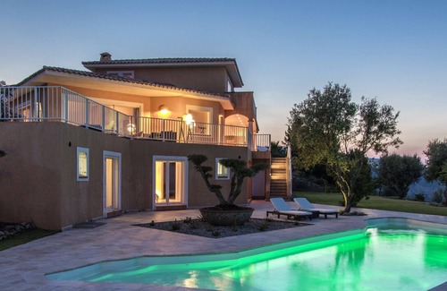 Solenzara House | Property 480m2, sea view, heated swimming pool 6 bedrooms, 6 bathrooms, 3mn from the beach