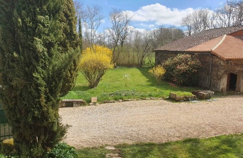 Cherves-Chatelars House | Propriété Charentaise 5 ha Avec Maison du Xvième Siècle 14 Couchages et Piscine
