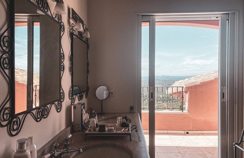 La Londe-les-Maures Villa | Provençal villa with swimming pool and breathtaking view of the Porquerolles Islands