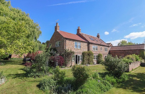 Scawton House | PROVIDENCE FARMHOUSE, family friendly, with hot tub in Easingwold