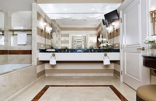 Las Vegas Hotel | Proximity at its Best! 3 Relaxing Units, Onsite Pool, Near Fremont Street!