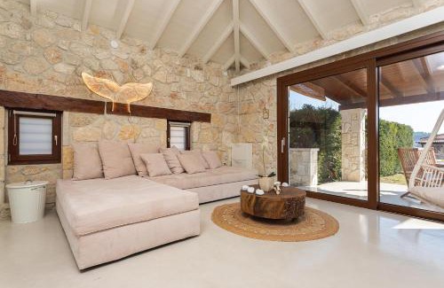 Siviri House | Pure Amber Suite Elani