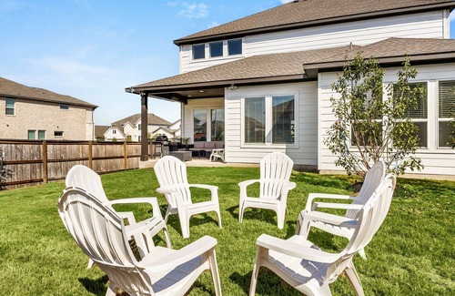 Buda House | Purple Prairie Retreat Pool, Patio, & BBQ 20 min to ACL