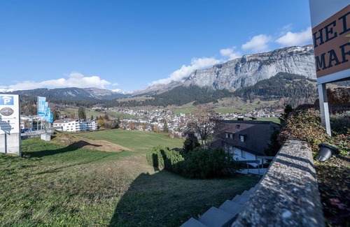 Flims Apartment | Putzprinz Gujan Ferienwohnung, Haus Surmir B/16