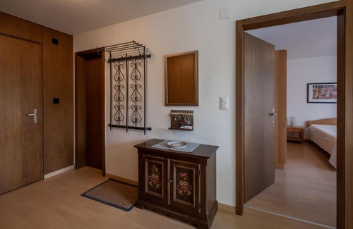 Flims Apartment | Putzprinz Gujan Ferienwohnung, Haus Surmir B/16