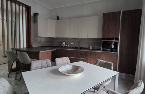 Crotone Apartment | Pythagoras Apartment located in the main town square and close to the sea.