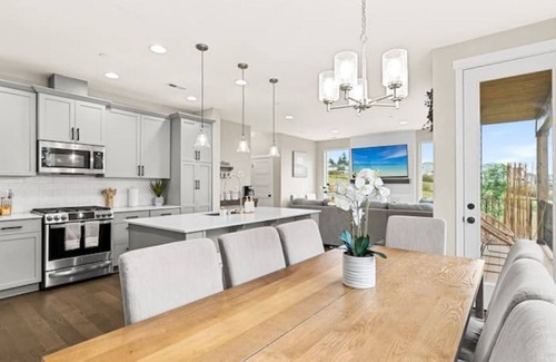 Everett House | Q House in Marysville 4BR, 3.5Bath + AC Amazing Views, Kid & Pet Friendly