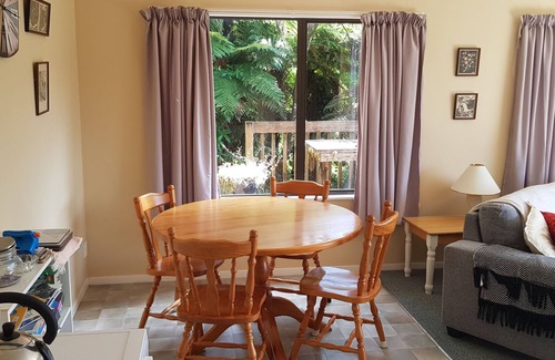 Lake Tarawera House | Quails Run. Enjoy beautiful lake views & plenty of outdoor activities close by