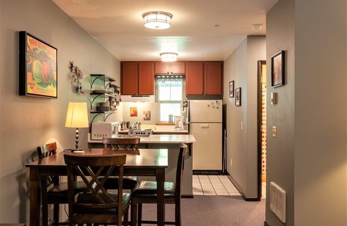 Hood River Condo | Quaint 1 bedroom, 2 bath, sleeps 4, downtown, parking, easy come easy go