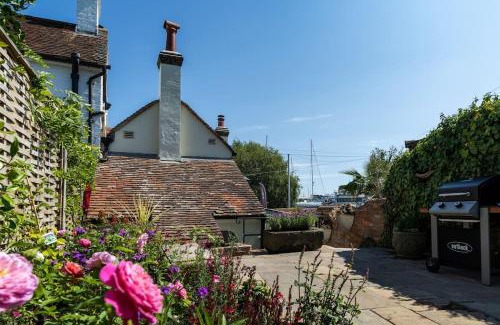 New Forest District House | Quaint 18th Century Cottage in Lymington