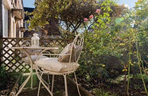 Ashford-in-the-Water Cottage | Quaint 2 bedroom cottage in the picturesque village of Ashford-in-the-Water.